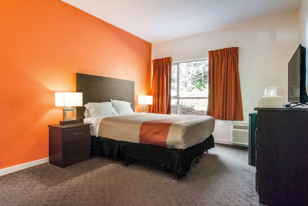 Standard Room, 1 Queen Bed, Non Smoking, Refrigerator - Photo 1