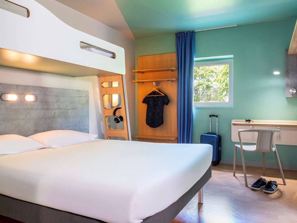 Triple Room, Multiple Beds thumbnail 6