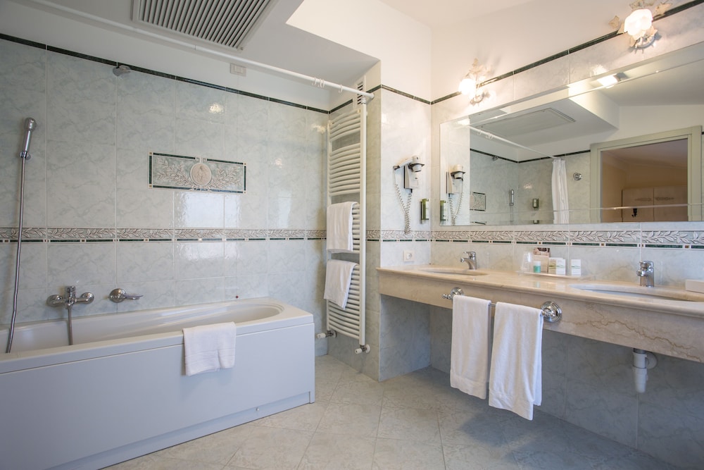 Standard Double or Twin Room - Photo 7