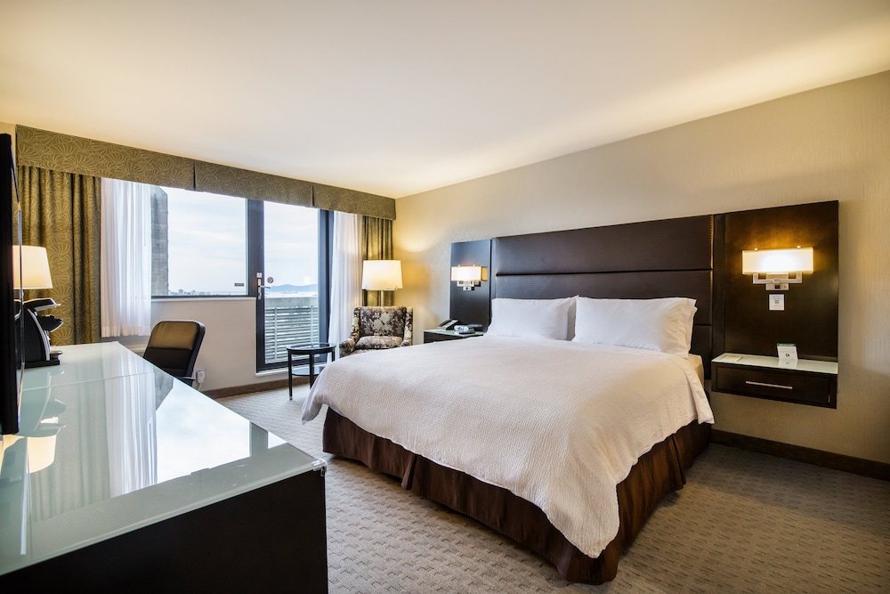 Standard Room, 1 King Bed, Balcony (High Floor) - Photo 2
