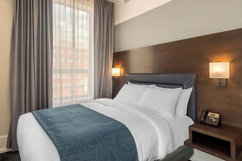 Suite, 1 Queen Bed with Sofa bed, Non Smoking photo 1