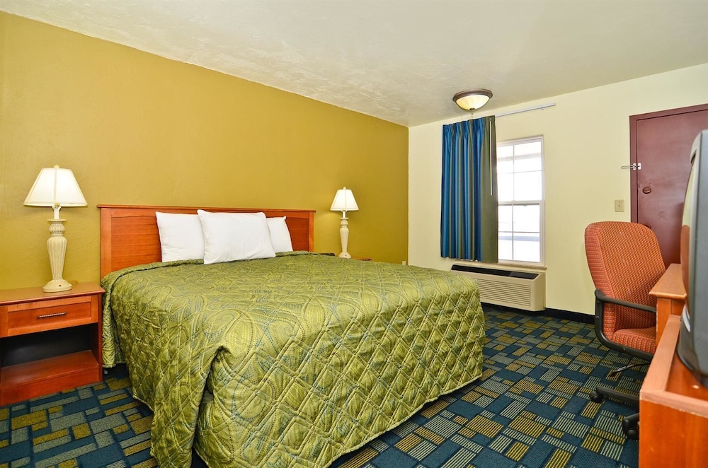 Room, 1 King Bed, Smoking - Photo 2