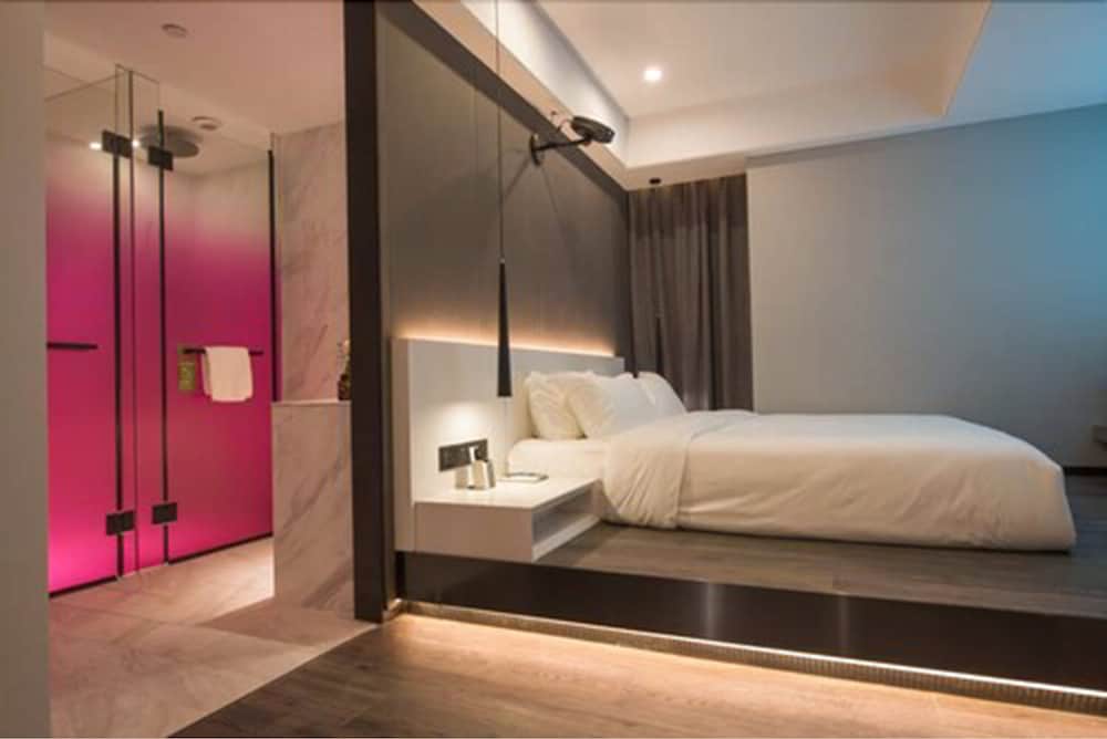 Standard Room, 1 King Bed photo 2