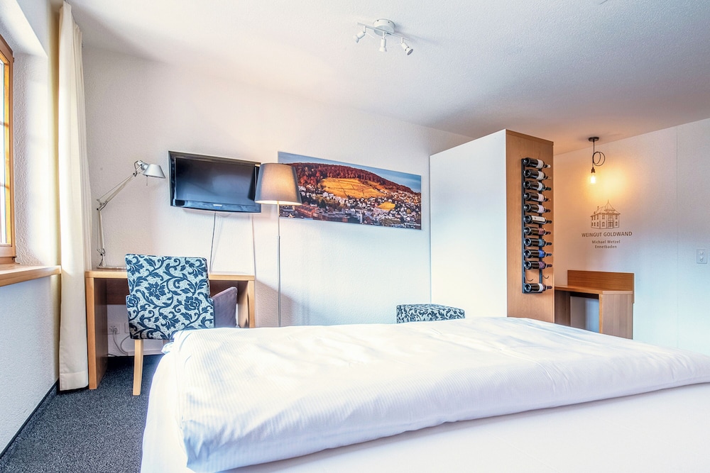 Economy Room, 1 Queen Bed - Photo 13