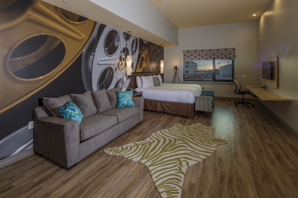 Suite, 1 King Bed photo 2