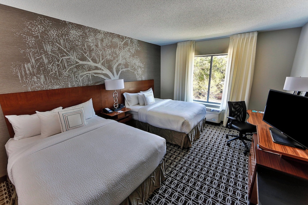 Room, 2 Queen Beds (Mobility Accessible, Roll-In Shower) photo 1