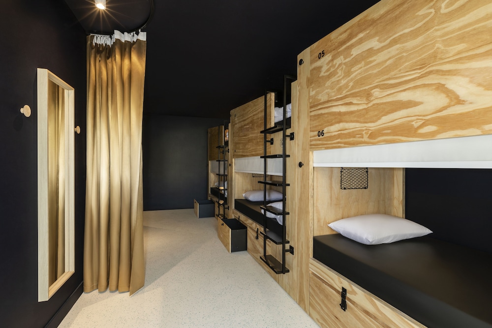Chambre privée pour 6 personnes avec salle de bains partagée photo 1