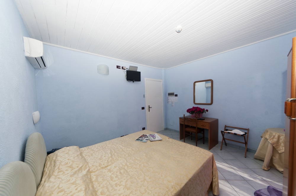 Economy Double or Twin Room, Private Bathroom photo 3