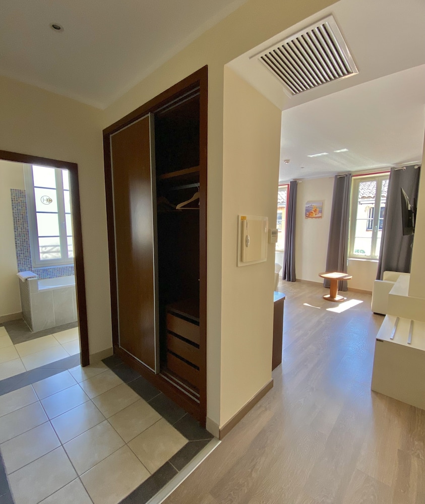 Deluxe Room - Photo 6