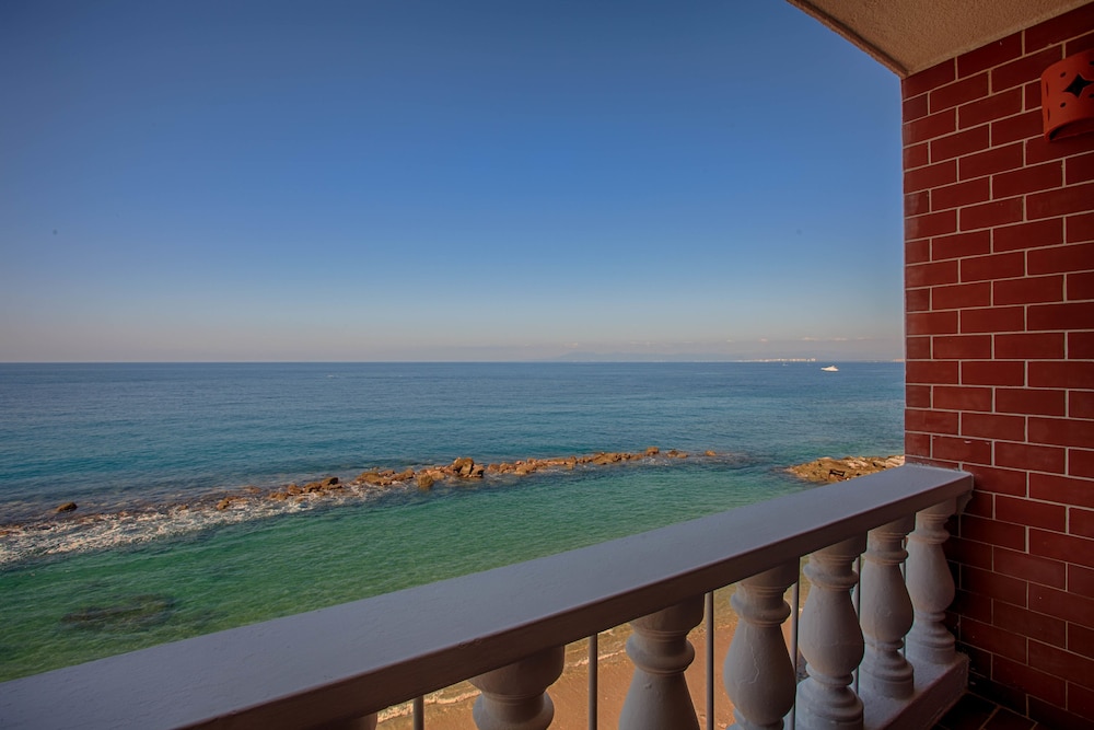 Ocean Front Suite - Photo 2