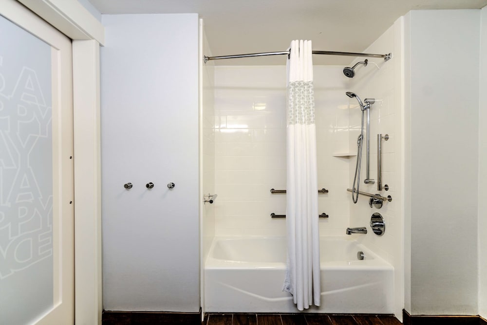 Room, 2 Queen Beds, Accessible, Bathtub photo 3