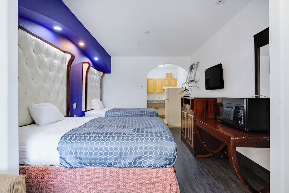 2 Queen Beds with Kitchenette Non-Smoking - Photo 3