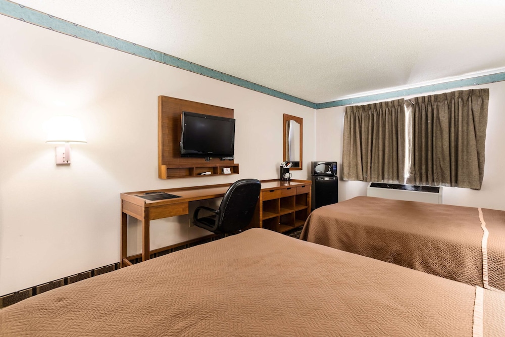 Standard Room, 2 Queen Beds, Non Smoking - Photo 8