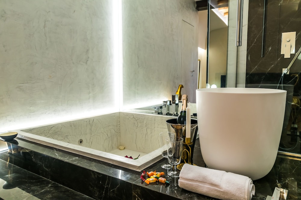 Superior Suite - Photo 8