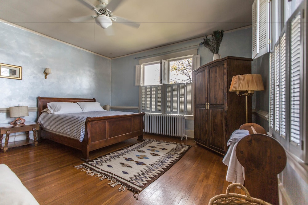Room (Confortable Queen in Downtown) photo 1