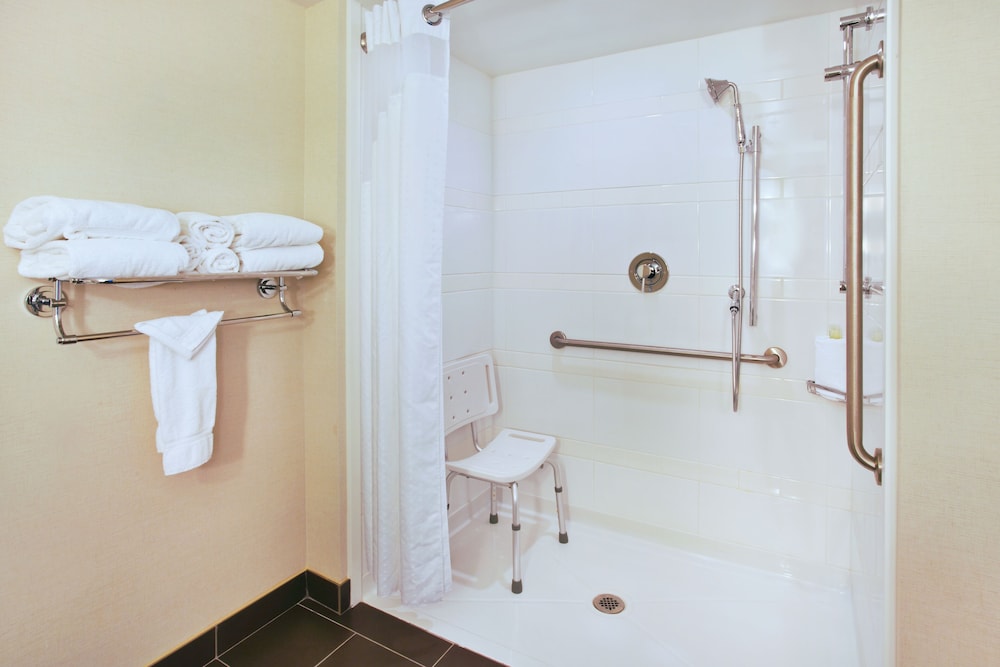Room, 1 Queen Bed, Accessible (Comm, Mobility, Roll Shwr) - Photo 4