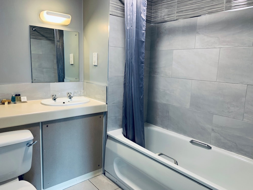Superior Suite, Ensuite photo 2