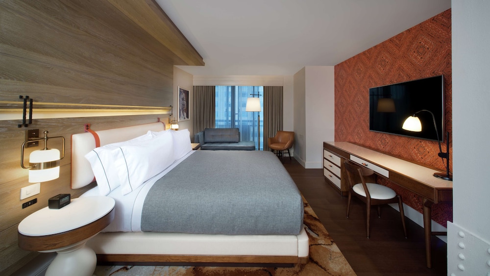 Premium Room, 1 King Bed - Photo 5