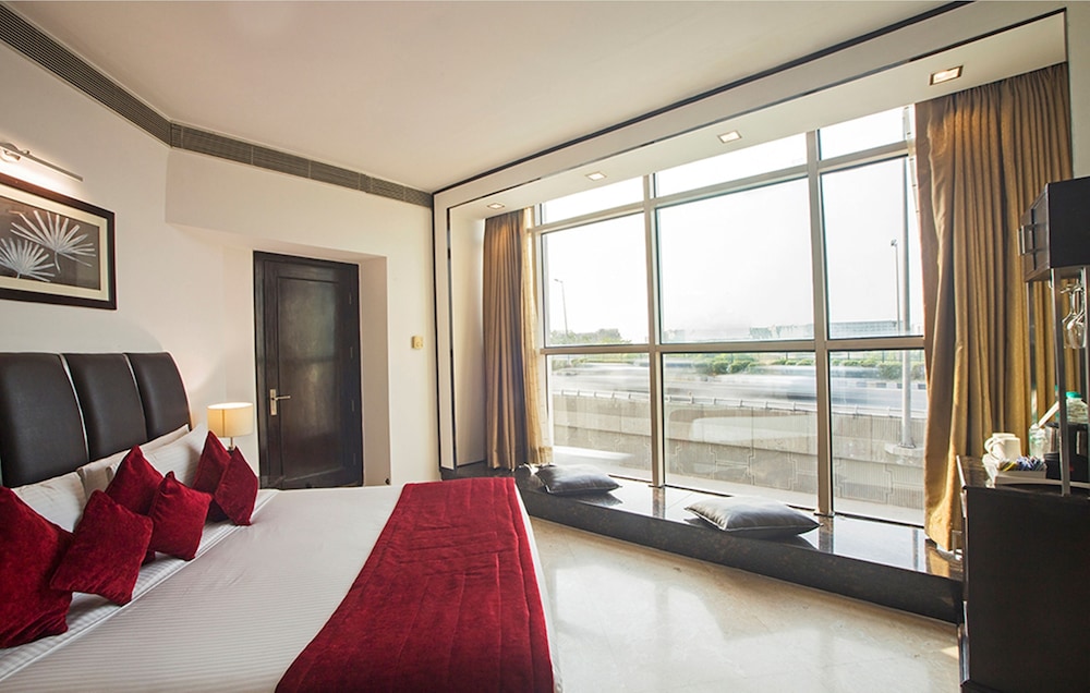 Suite - Photo 11