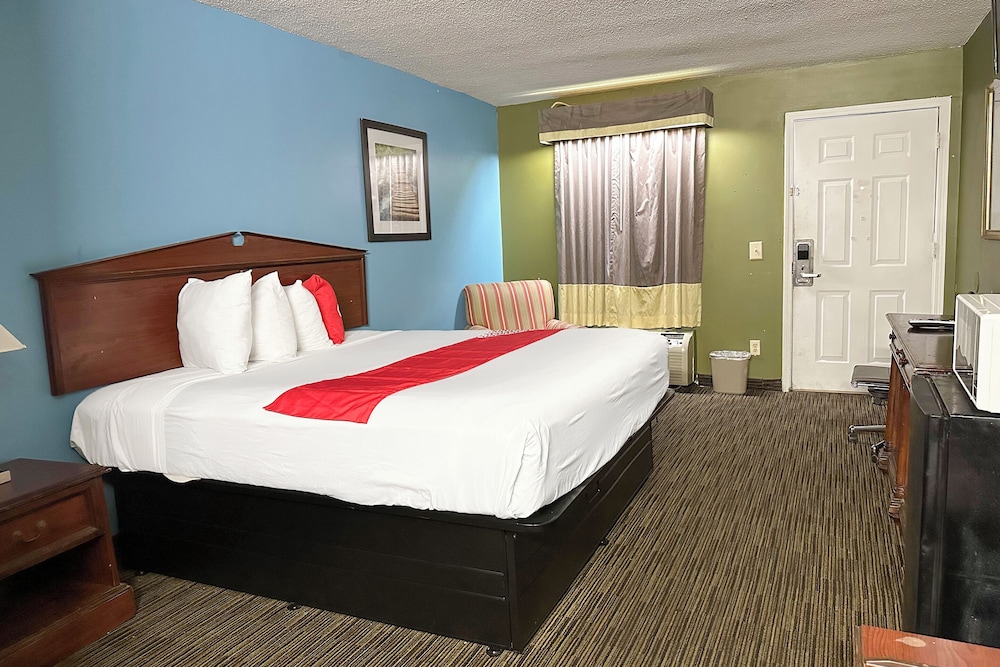 Room (King Bed Accessible Smoking) - Photo 3