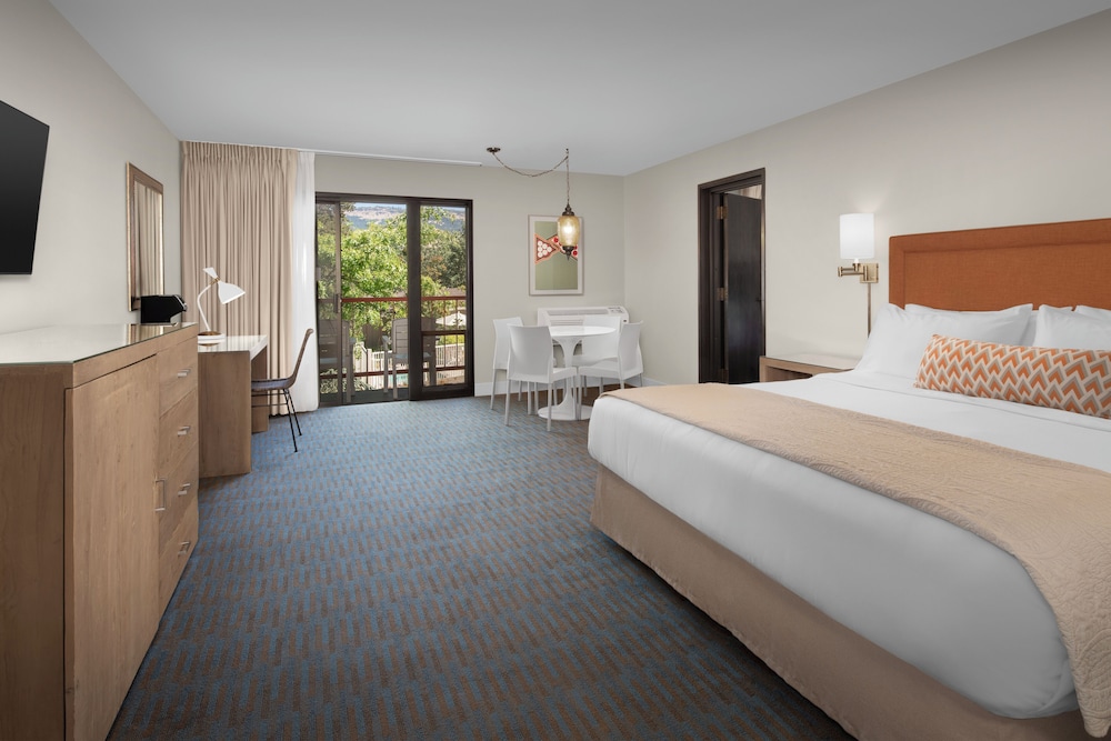 Suite, Multiple Beds (King Family Duo) photo 3