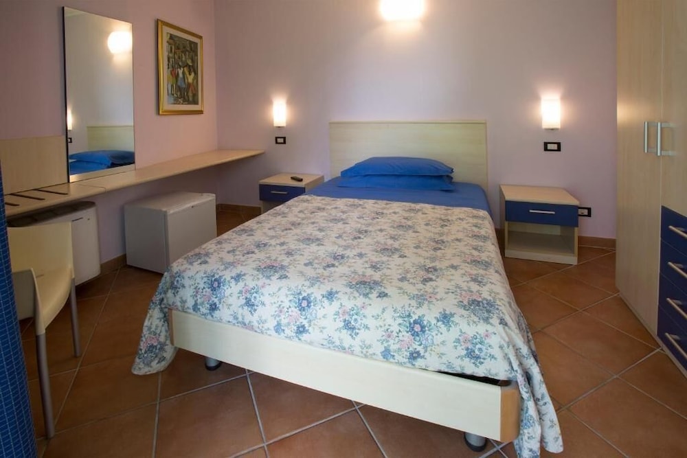 Basic Single Room, Garden View