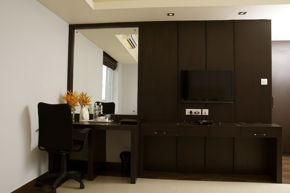 Deluxe Double or Twin Room, 1 Double Bed, Private Bathroom, City View photo 3