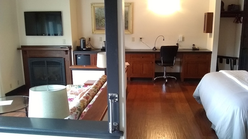 Queen Tub Room (Pet Friendly) photo 3