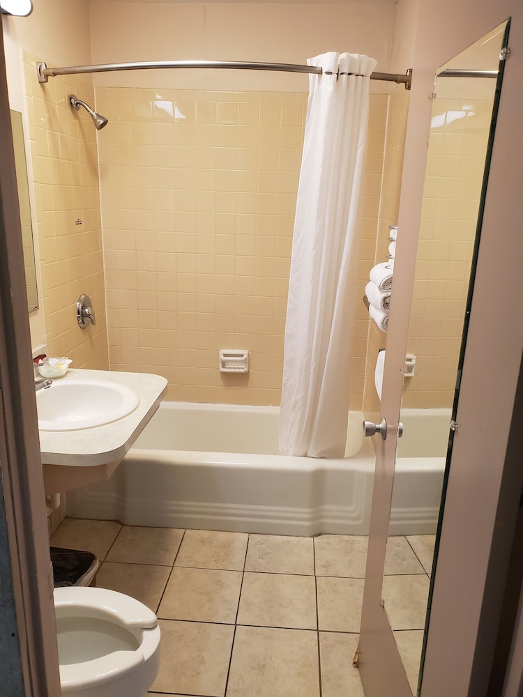 Room, 1 King Bed, Non Smoking - Photo 4
