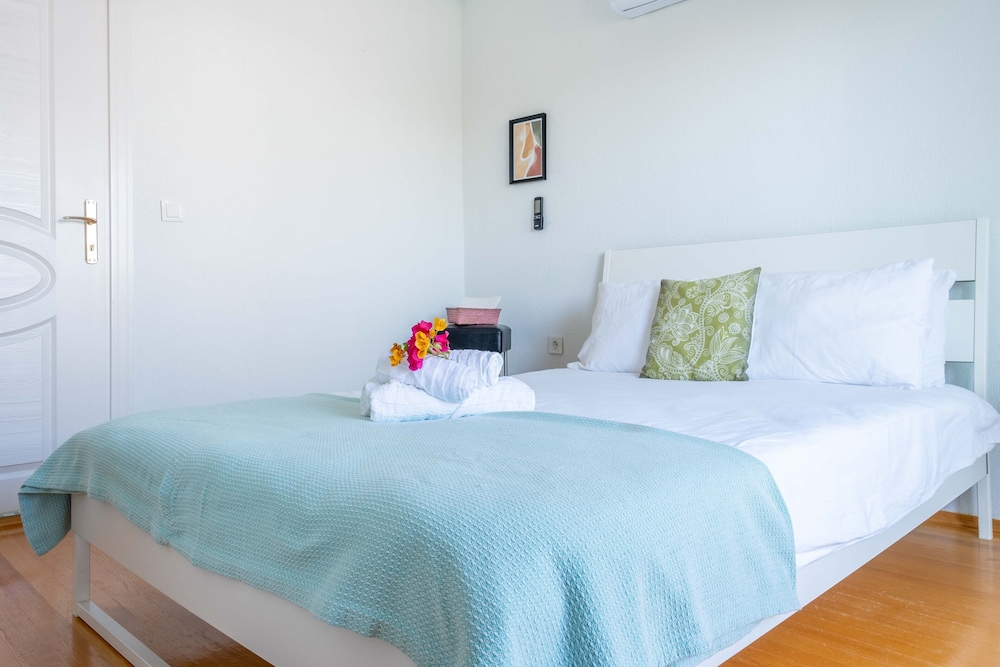Amado - Duplex 3 Bed Apartment with Pool View and 2 Showers