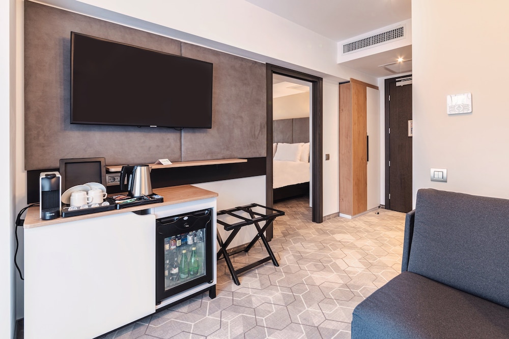 Suite, 1 King Bed, City View (Sunrise View) photo 1