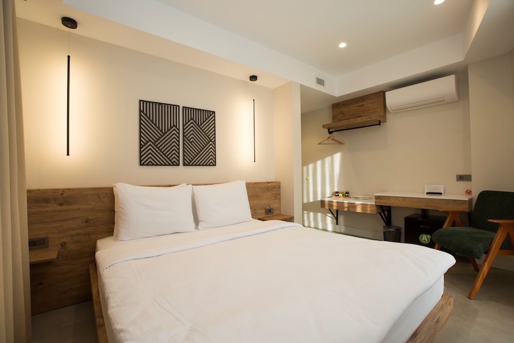 Standard Room, 1 Queen Bed, Non Smoking, City View