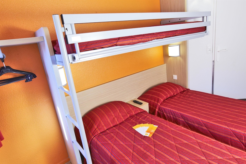 Standard Room, 3 Twin Beds photo 3