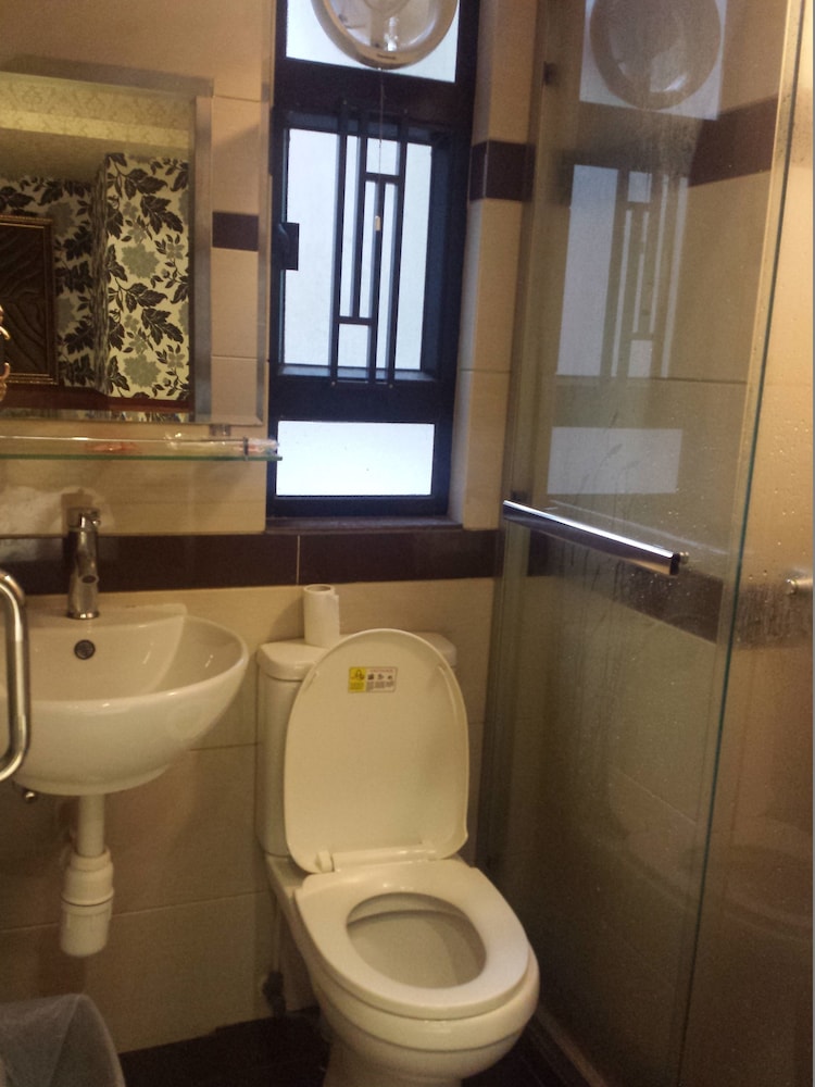 Deluxe Quadruple Room(with Window) photo 2
