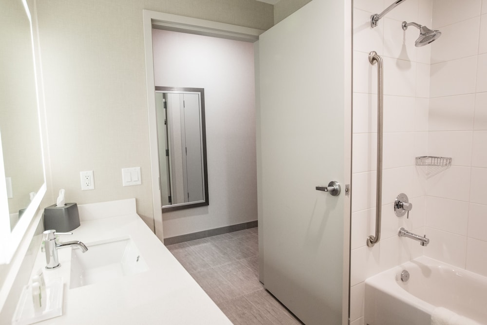 Standard Room, Multiple Beds thumbnail 6