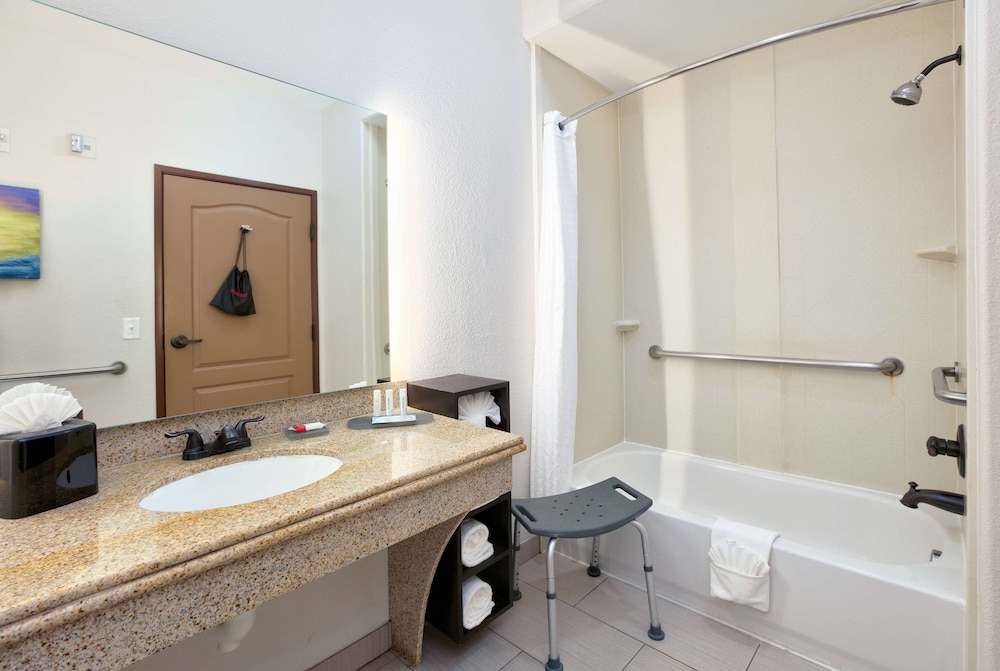 Room, 2 Queen Beds, Accessible, Non Smoking (Mobility,Hearing,Tub w/Grab Bars) - Photo 9