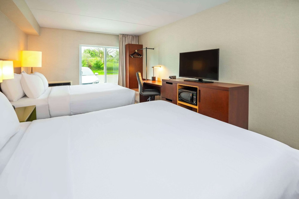 Room, 2 Queen Beds, Non Smoking - Photo 9