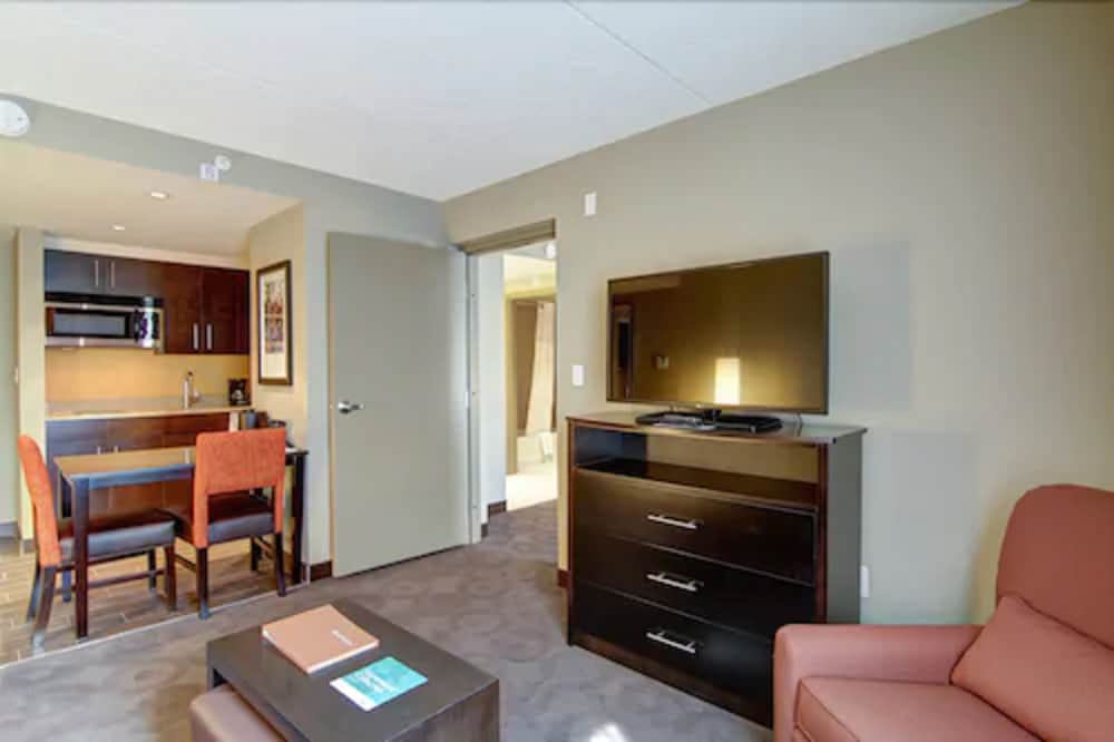 2 Queens 1 King Two Bedroom Two Bathroom Suite