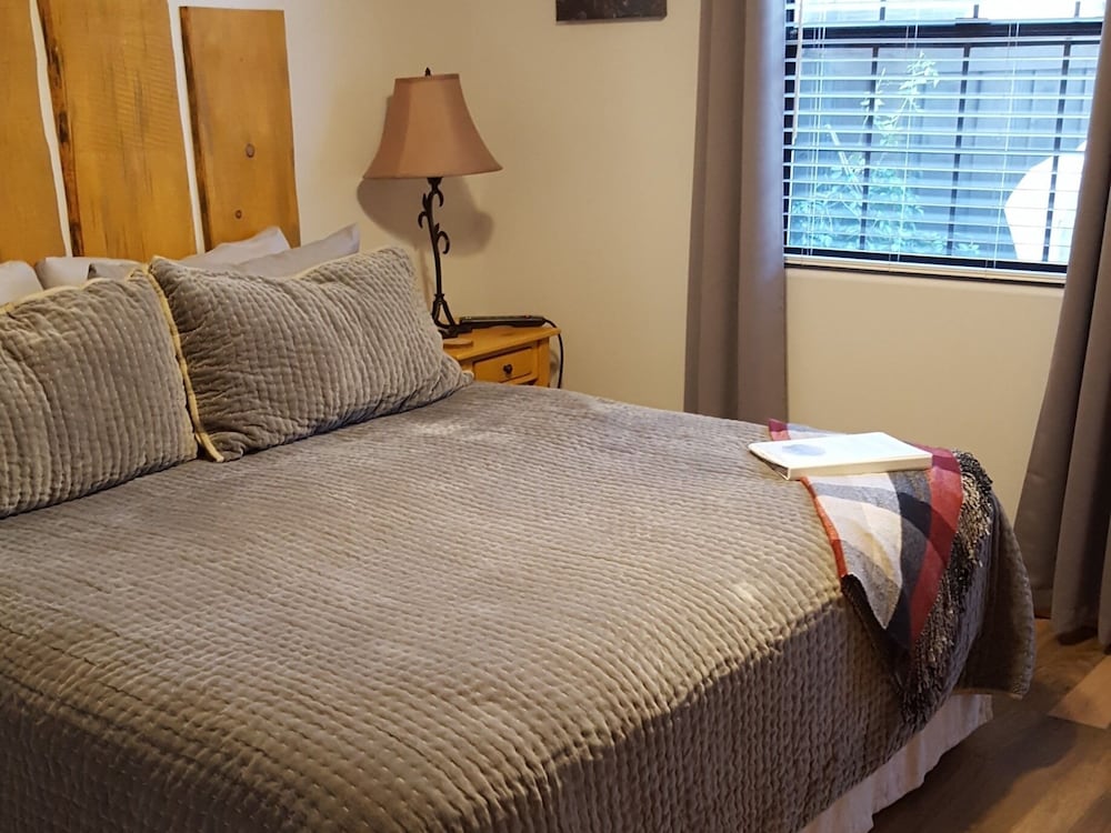 Premium Double Room, Ensuite, Courtyard View (Tuolumne Meadows Room) photo 1