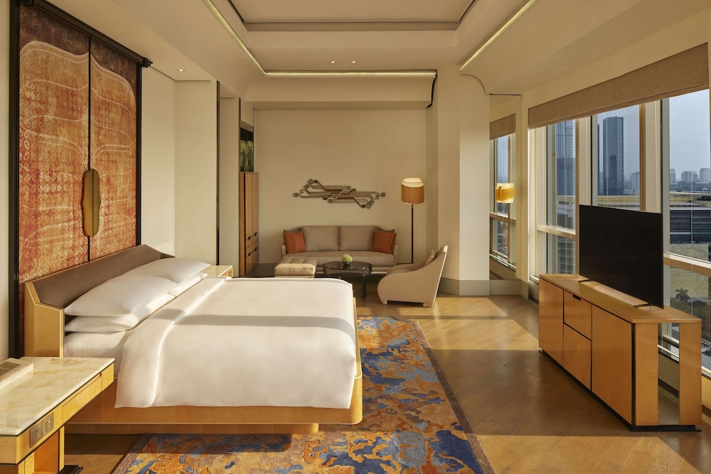 Deluxe Room, 1 King Bed, Corner - Photo 3