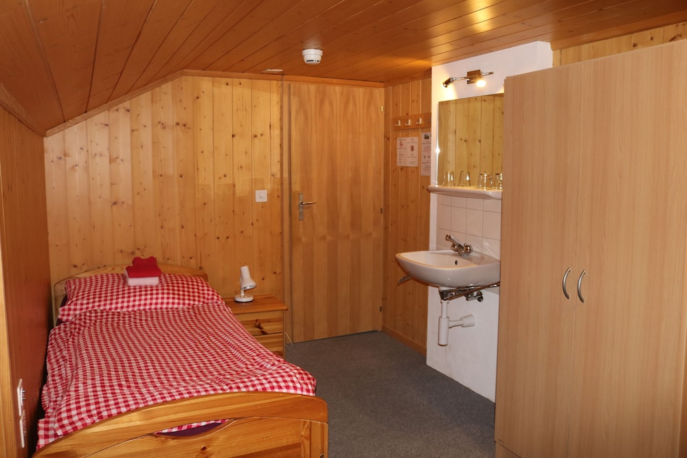 Twin Room, 2 Twin Beds, Shared Bathroom photo 3