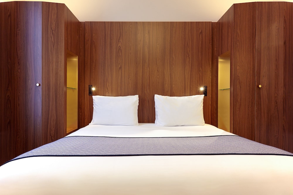 Suite, 1 King Bed with Sofa bed, City View