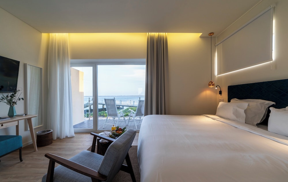 Superior Double or Twin Room, Terrace thumbnail 6