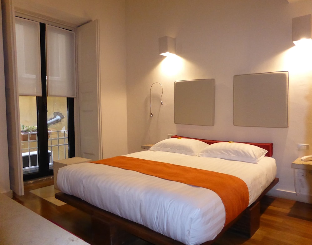 Deluxe Room, 1 Queen Bed photo 1