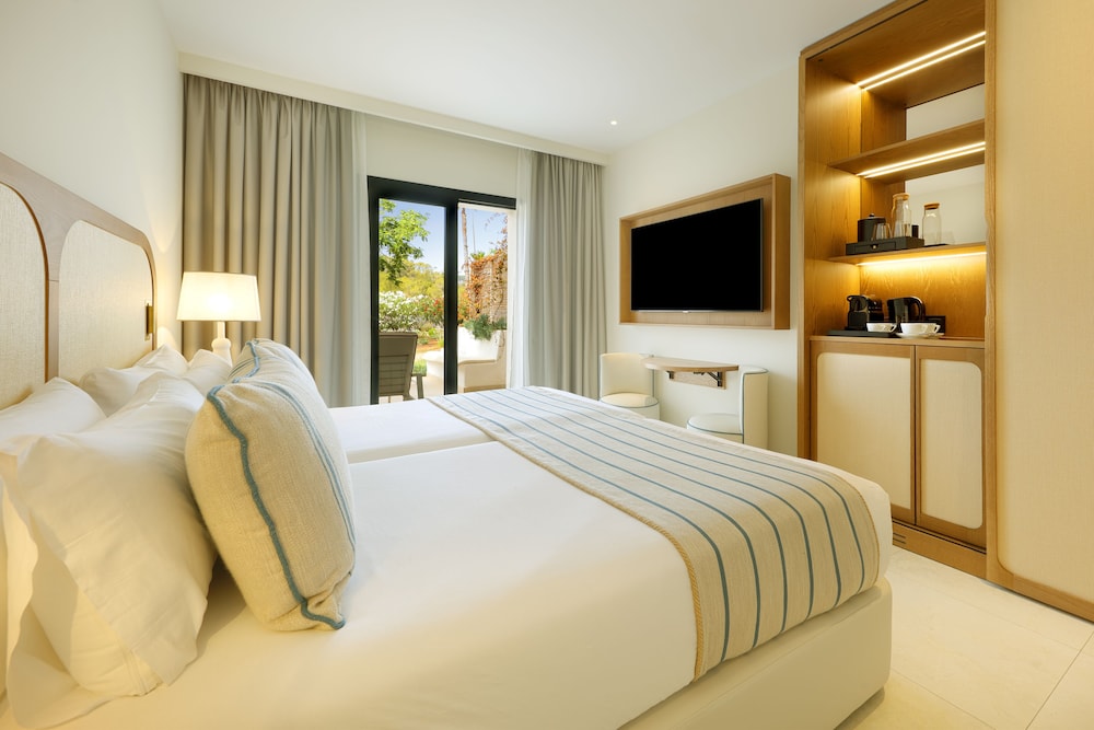 Deluxe Room (Signature Level, Cosy) - Club Access Included - Photo 2