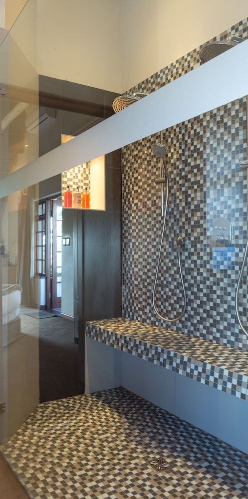 Executive Suite - Photo 23