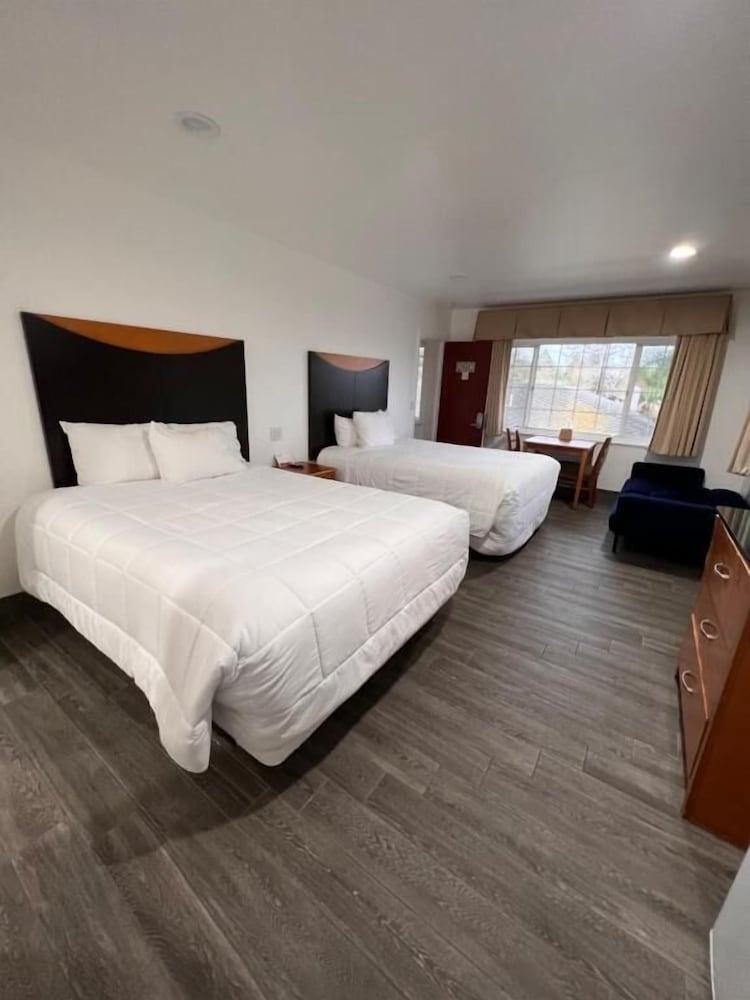 Deluxe Room Two Queen Beds and sofabed photo 3