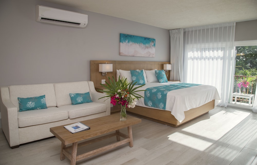 Junior Studio Suite, 1 King Bed with Sofa bed, Garden View photo 2