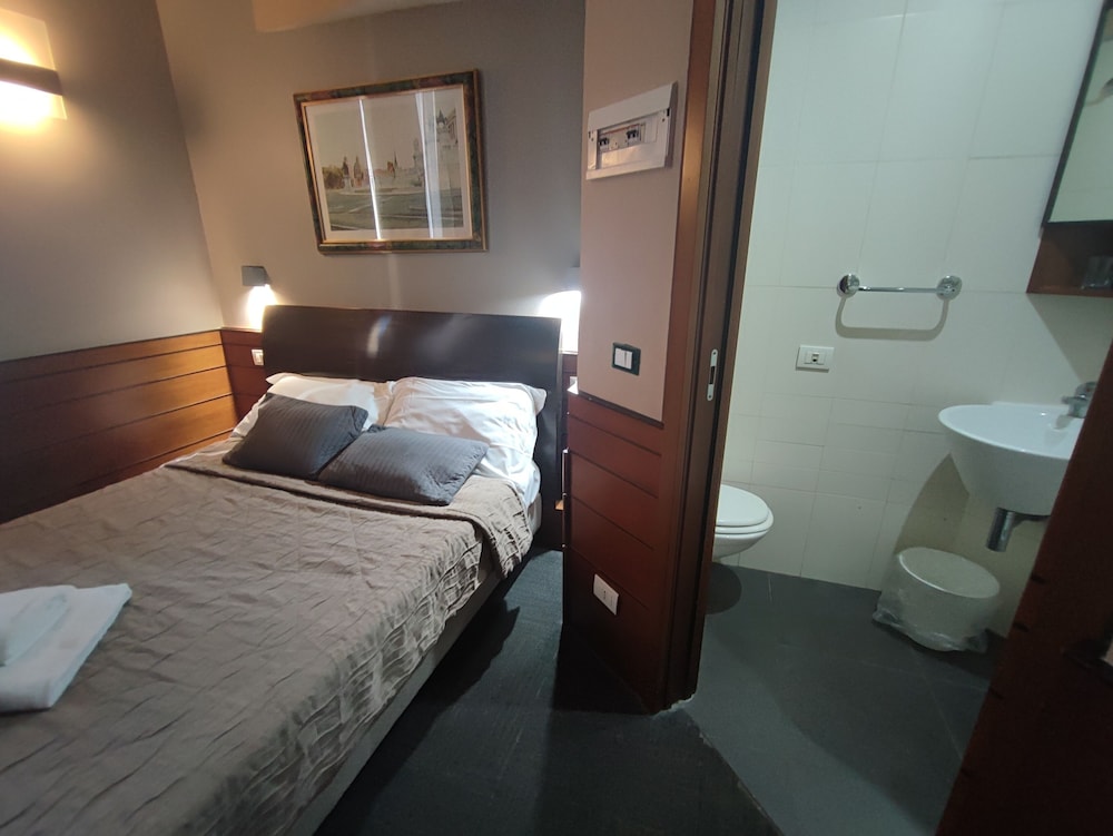 Basic Single Room photo 3