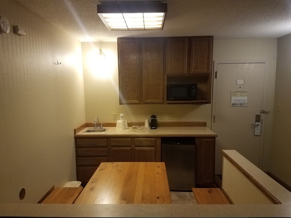 Suite 1 King Bed with Pull out couch with Hot Tub and with Kitchen photo 3